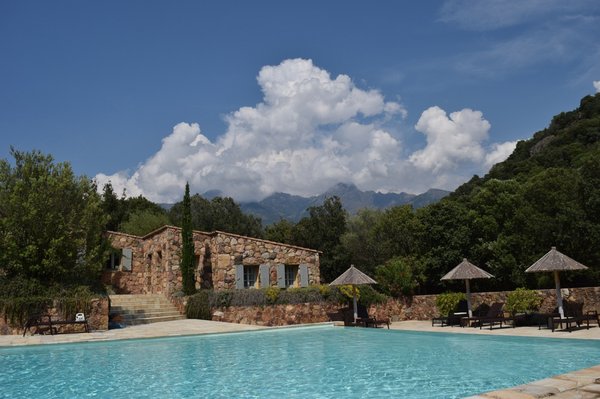 Découvrez un camping à la ferme dans le lubéron : camping la rivière
